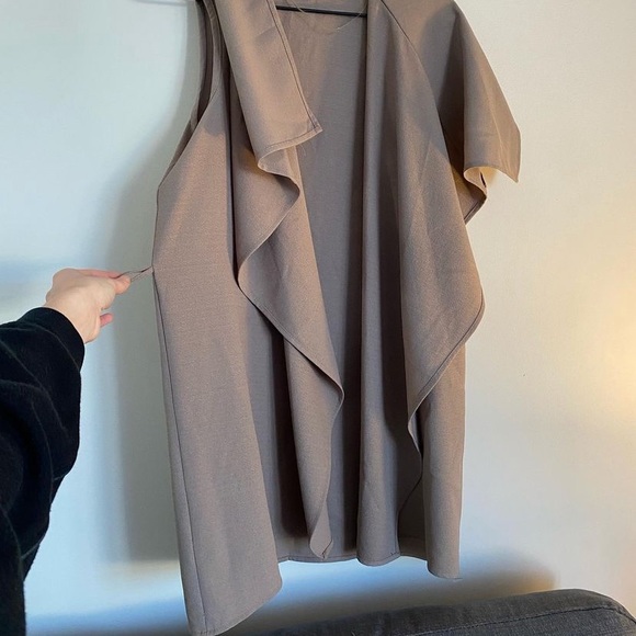 Waterfall sleeve less blazer - Picture 2 of 3